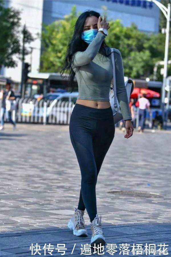 今夏“吃香”的健美裤,拯救你的“O型腿”,逛街上班两不误!