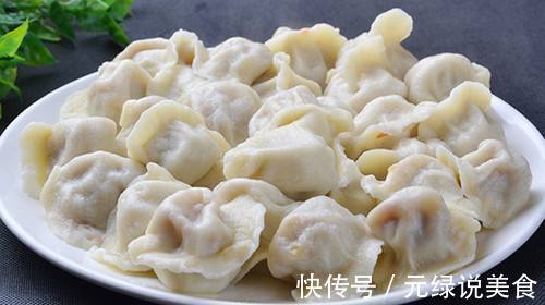 煮饺子别再傻傻的水开就下锅，多加“这一步”，饺子不破皮不粘锅