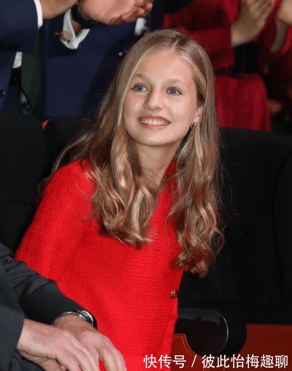 穿搭 真正的贵族穿搭都简约,看西班牙公主莱昂诺尔,穿红色套裙真高级