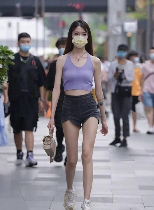  牛仔短裤|“烂大街”的短裤T恤，被年轻女孩“玩坏”了，这么穿时髦又舒适