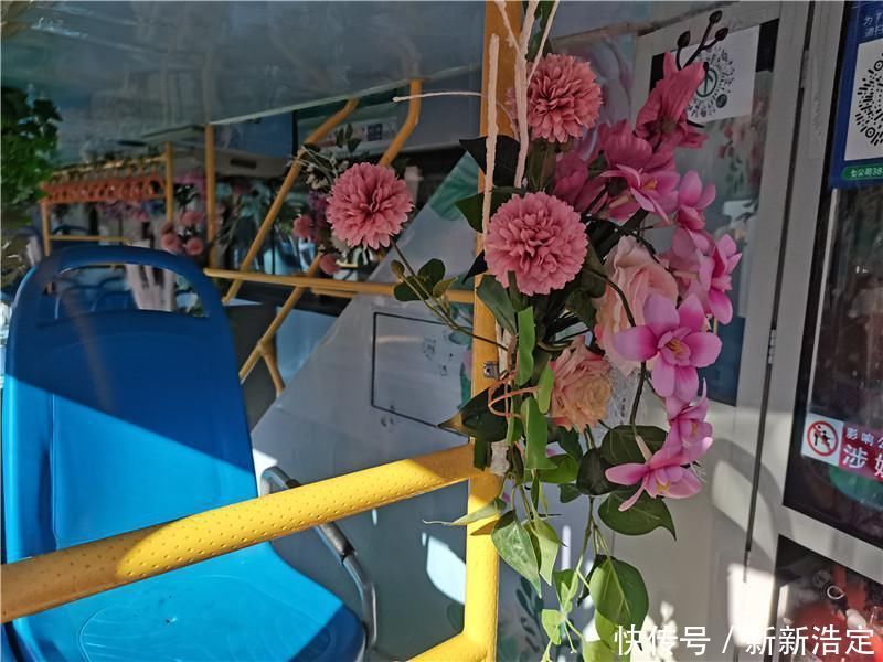 一路繁花似锦 呈贡游1路公交车盛装出发