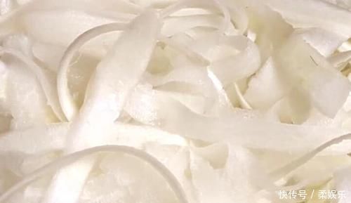 此菜我家一年做一次,做一次能吃一年,鲜香开胃,比大鱼大肉香