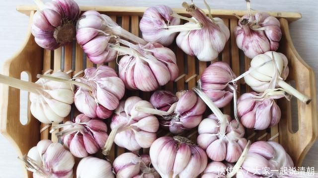大蒜皮别再扔了,有钱人都留在家里用,用途花钱买不到,厉害了