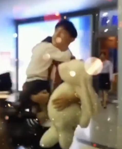 她是第一个邓伦主动“公主抱”,愿意秀恩爱,粉丝却不敢吃醋的女生