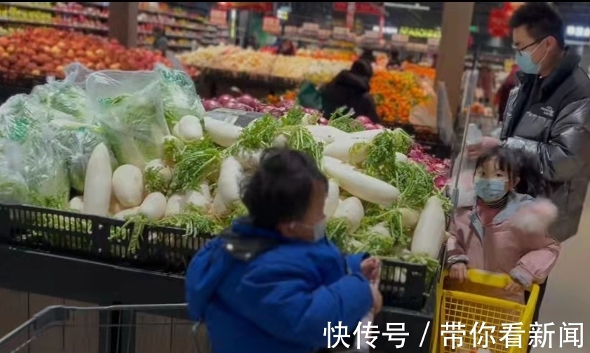 许敏夫妇去姚威家过年,田静准备隆重欢迎仪式,两小只可开心了