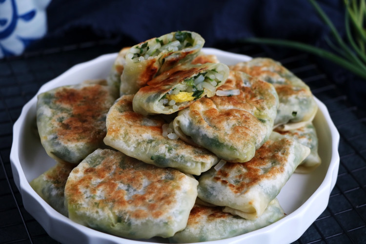 懒人|一把韭菜5斤饺子皮,做懒人早餐,比韭菜盒子好吃,一口气吃10个