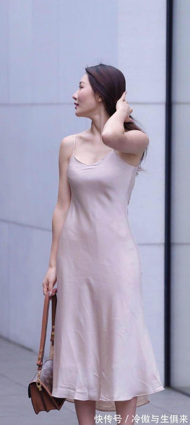 女性 浅粉色绸缎连衣裙,显高级有质感,穿出女性知性优雅美!