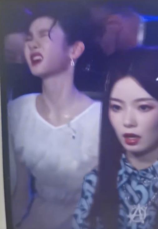 腰伤|张艺凡总决赛被扛下舞台,受伤严重导致团舞取消,陈卓璇蹲地安慰