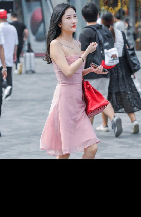 美女街拍肤白貌美的小姐姐,穿搭粉色抹胸连衣裙,尽显仙女般的好气质