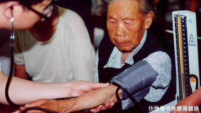 行为|患高血压后,晨起这些行为赶紧改掉,当心血压飙升