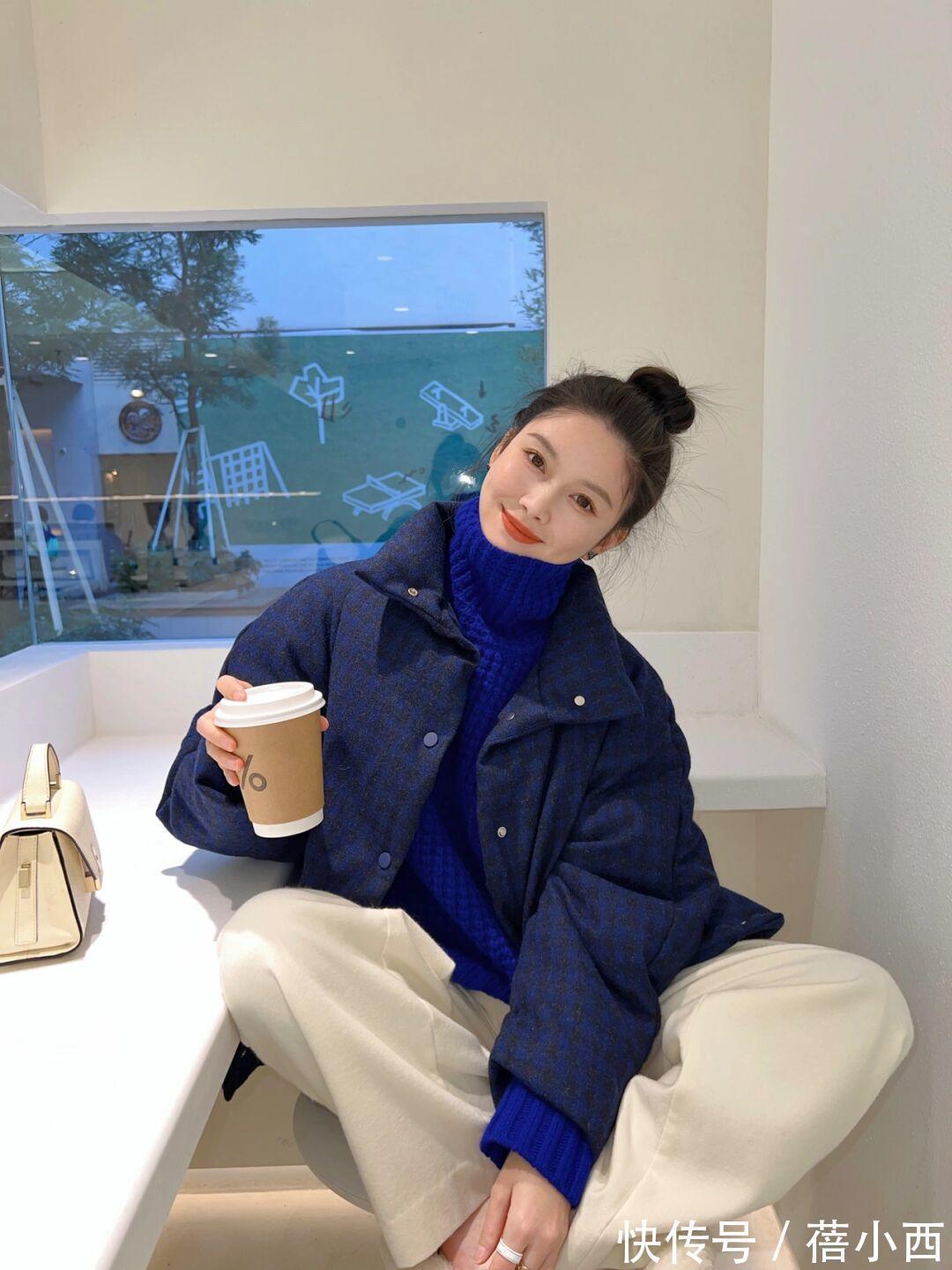 大龄女性|大龄女性懂搭配更时髦,冬季学会穿“羽绒服”,风度和温度都有了