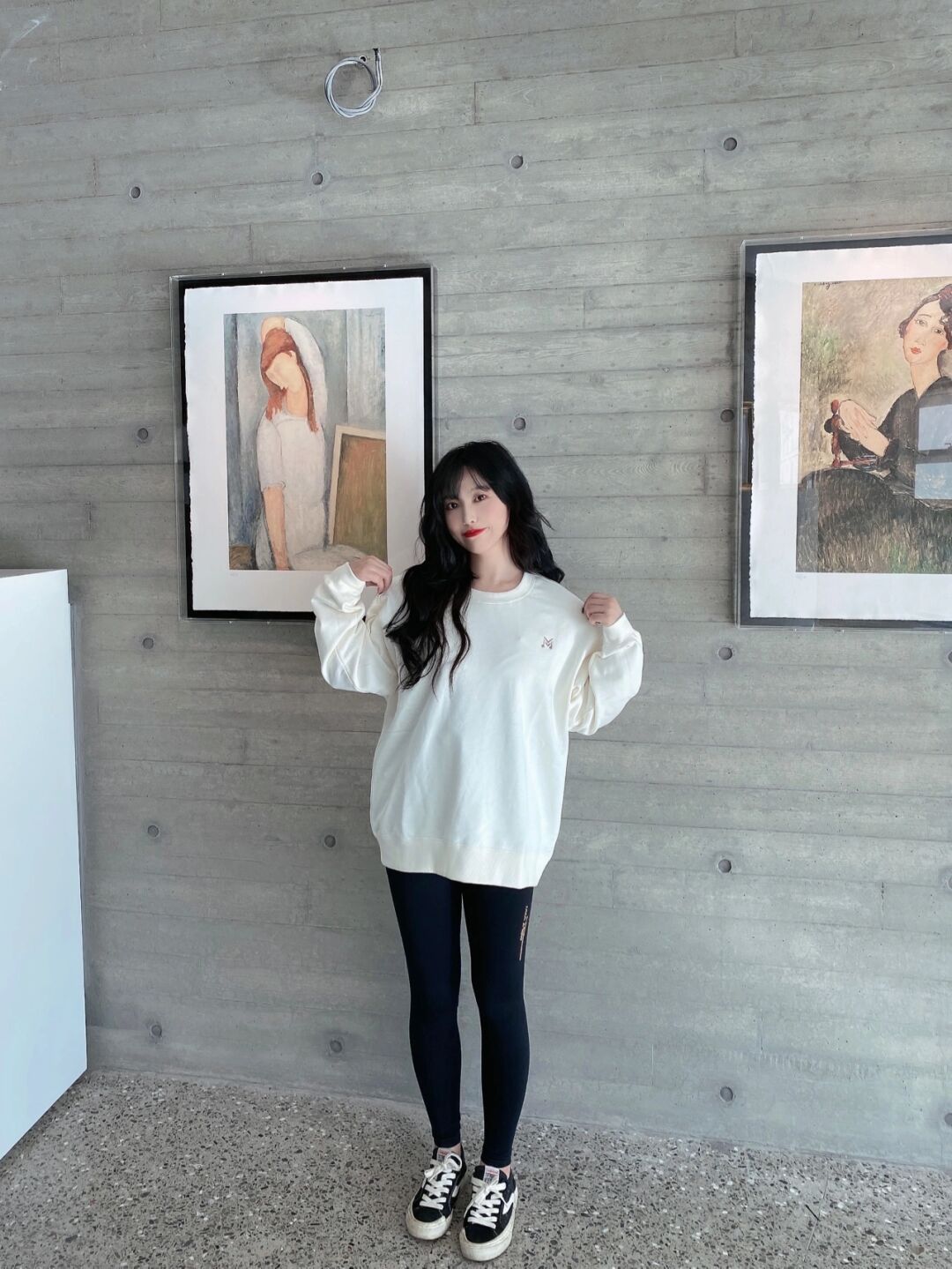 纤细|身材纤细的美女, 一件白色宽松上衣配紧身长裤, 休闲又时尚