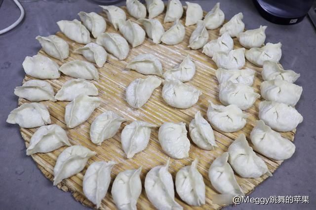 芹菜叶|周末吃顿饺子，用这菜爆汁又抱团，香气十足开胃还不上火