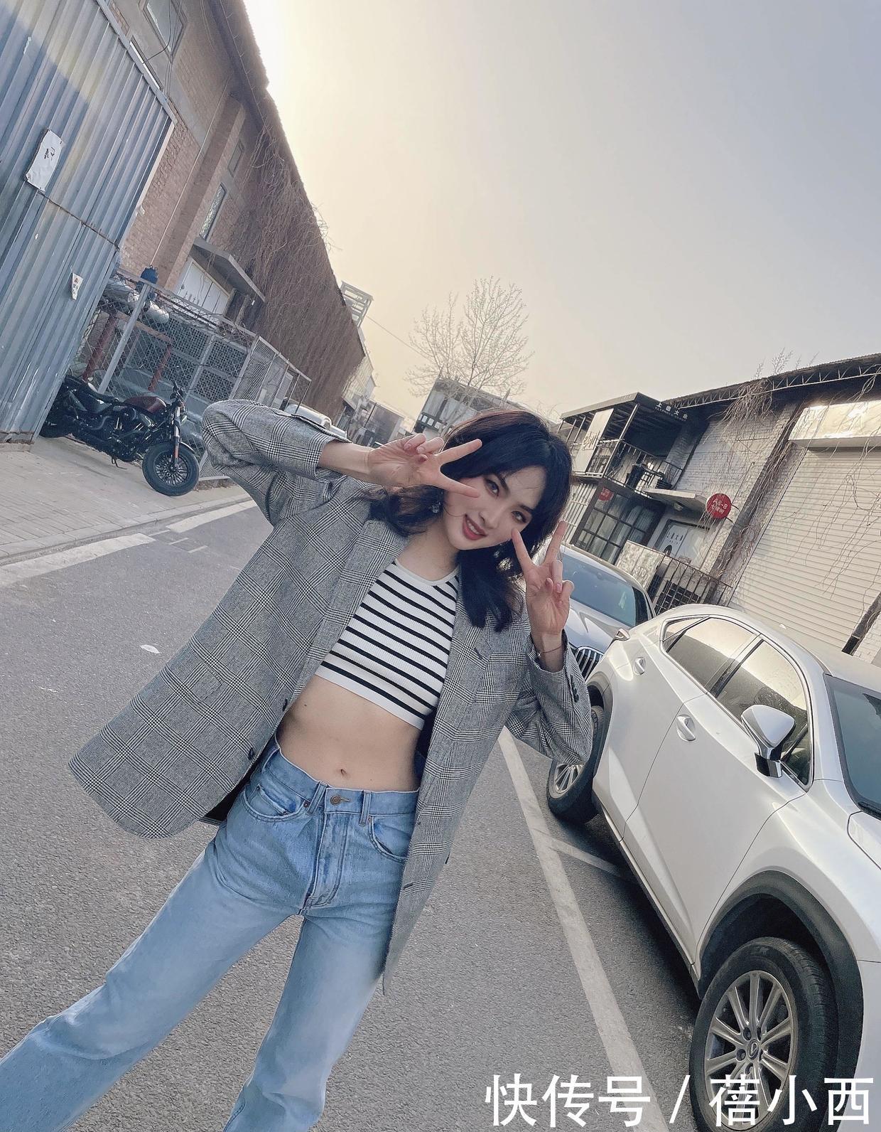 露肩|姚安娜终究是名媛,虽然被黑衣品差,翻身只需一条彩虹裙,太美了