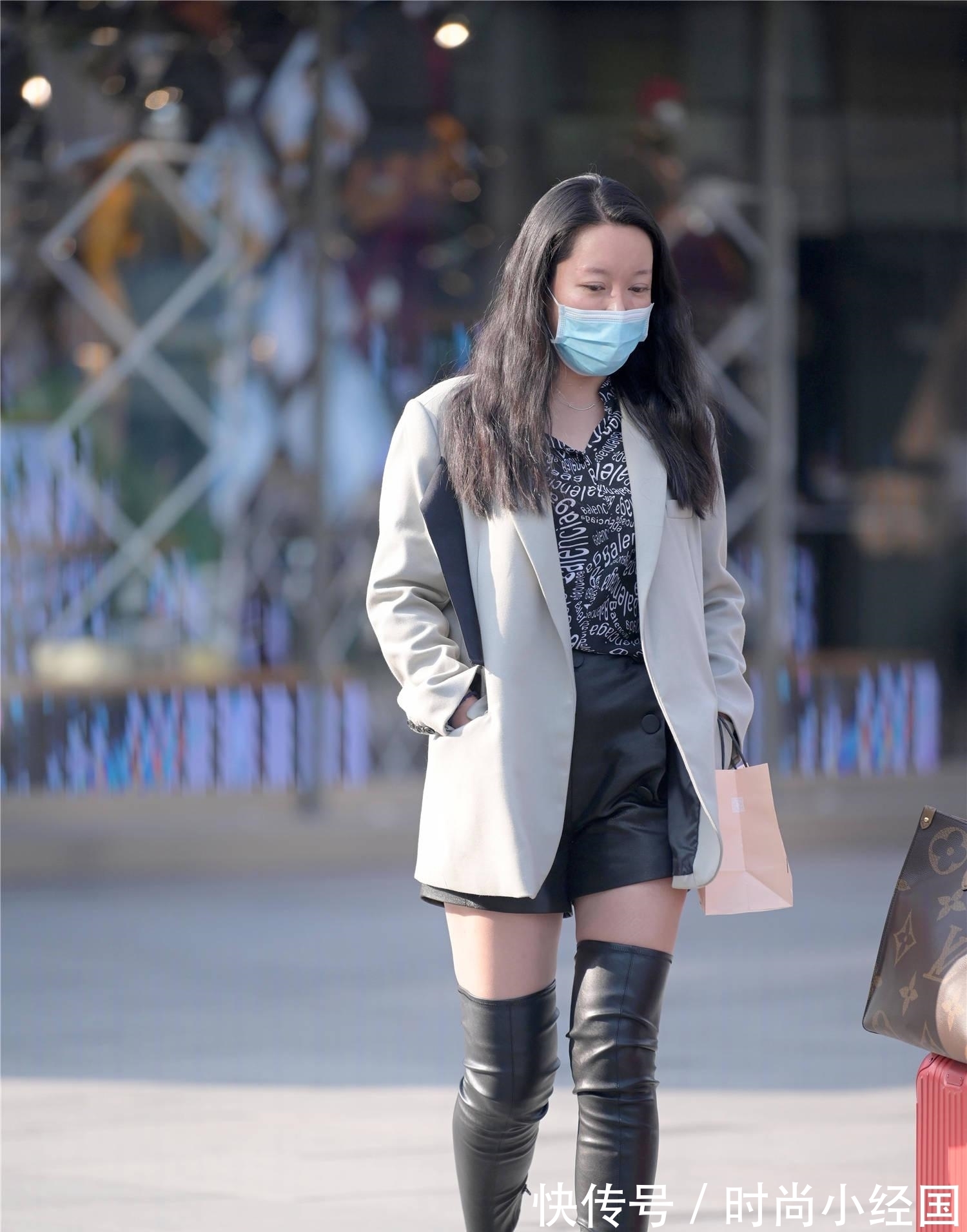 美女|时尚的姑娘还是喜欢皮靴，有质感，还穿出高级时尚美