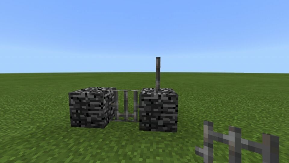 末影|我的世界:铁栅栏的妙用,防御末影人攻击,还能削弱TNT的威力