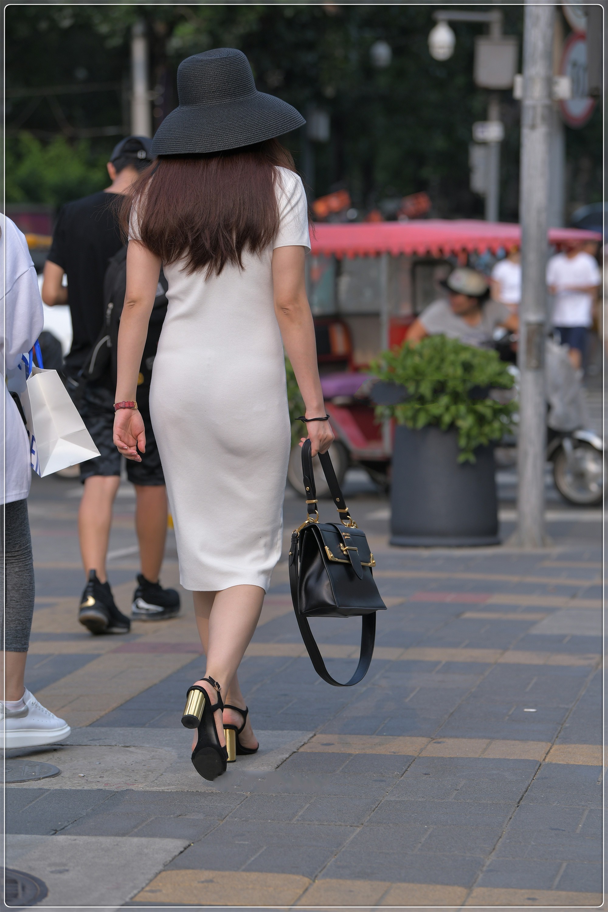 白色V领针织连衣裙,大方优雅,活泼俏皮