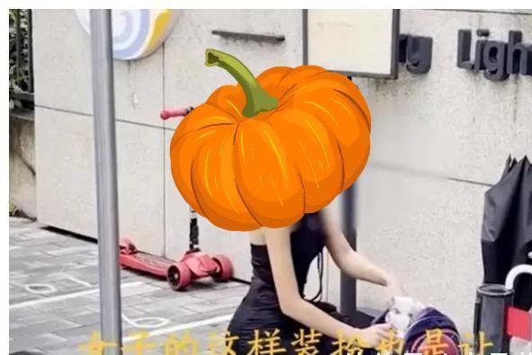 黑丝 “姑姑”穿黑丝接娃,遭身边的家长怒怼:这样是不是太过火了