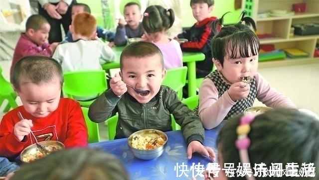幼儿园|幼儿园老师群里晒孩子午餐,引发宝妈不满,直言这饭菜能吃吗