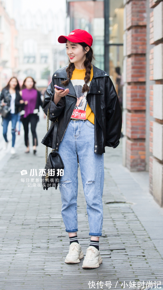 街拍|武汉街拍,白T恤搭配百褶裙,仙气十足让你回头率爆棚