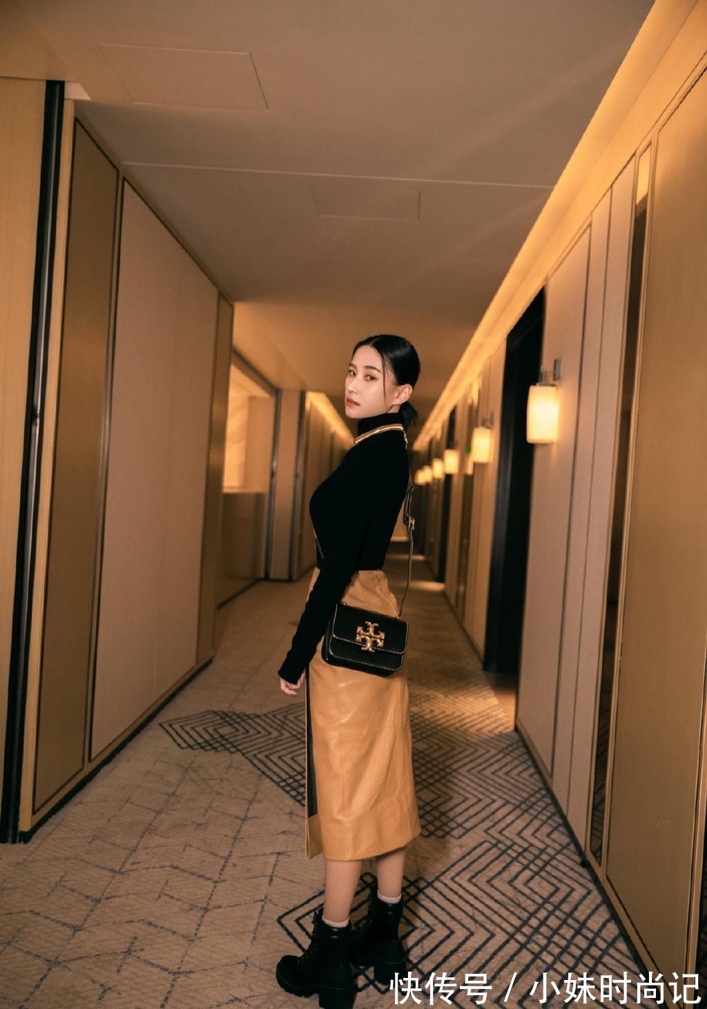 小背心 何超莲气质成熟了不少,毛衣外面套小背心,高腰长裙配得好高级