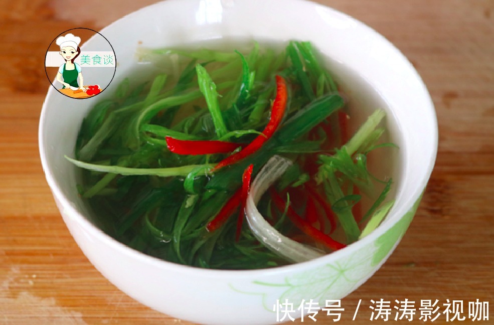 清蒸鲈鱼时,放盐和料酒都不对,牢记蒸鱼三技巧,鱼鲜嫩不腥不柴