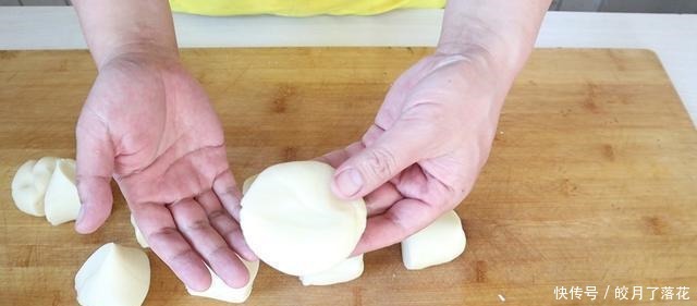 打烙饼时,有人用温水煮有人用开水,厨师的这种做法才柔软