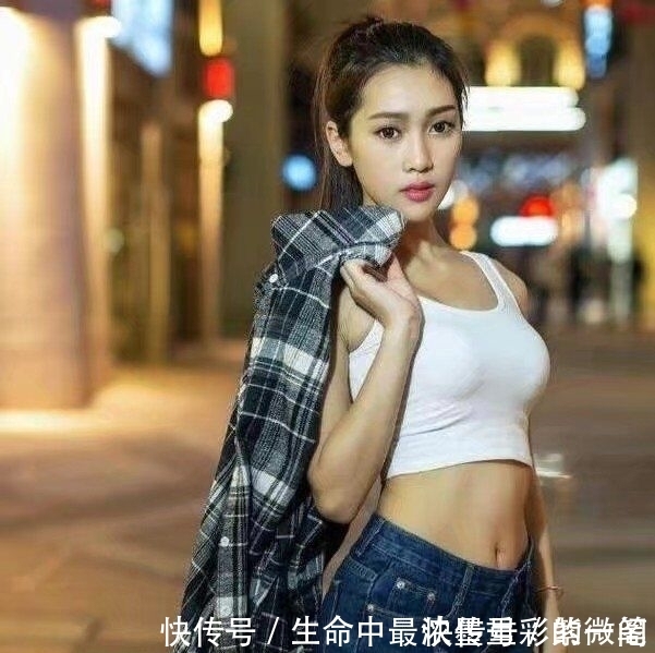 栀子|小妹妹曲线优美,穿搭紧身牛仔裤,呈现婉约别致女性韵味!
