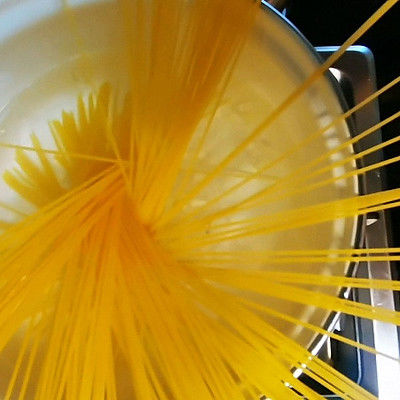 减脂快手早餐:番茄肉酱意面,角瓜虾仁汤,酸奶牛油果泥