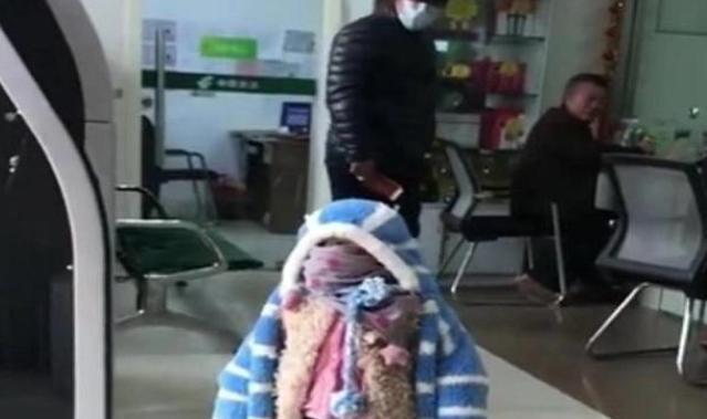老人家|“保暖爷爷”带娃走红,孩子全身被裹得像企鹅,网友:还能走路?