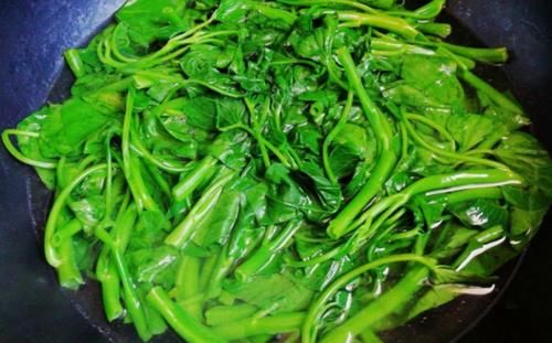 炒出来|空心菜容易炒黑？只要加点“它”，炒出的空心菜翠绿又好吃