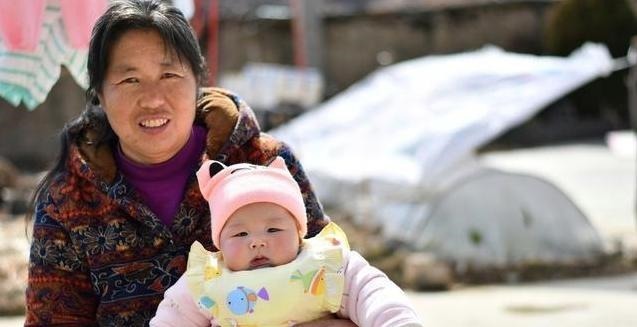 老人|“更喜欢外婆,还是更喜欢奶奶”孩子给出的答案,现实又讽刺