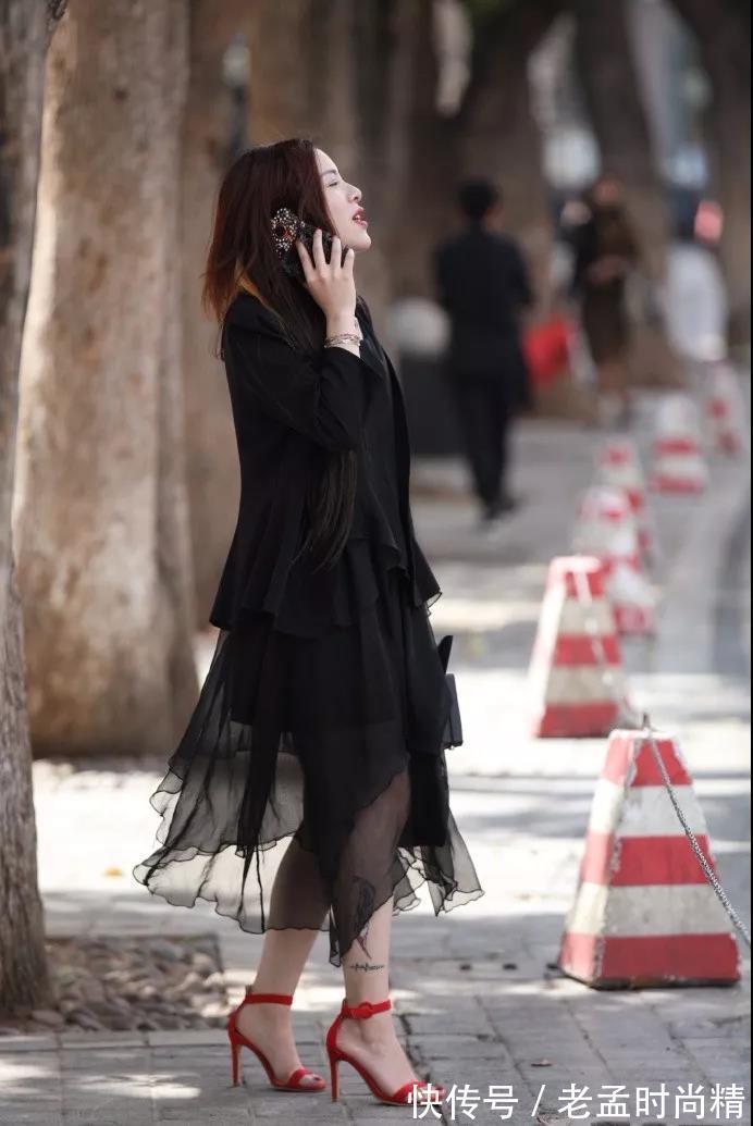 黑纱|街拍: 在树下打电话的黑纱长裙的美妇, 冷艳的气质, 好有女人味!