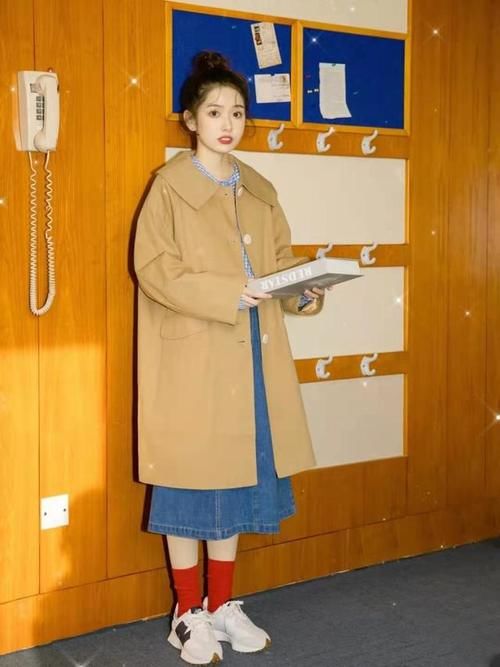 白色的衬衫搭配上百褶裙，搭配出一种学院风的感觉，可甜可盐