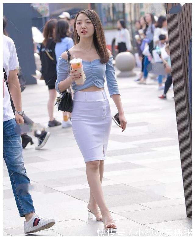 小花边 蓝色一字肩短衫美女搭配白色半裙,蓝白搭配满满的青春活力感