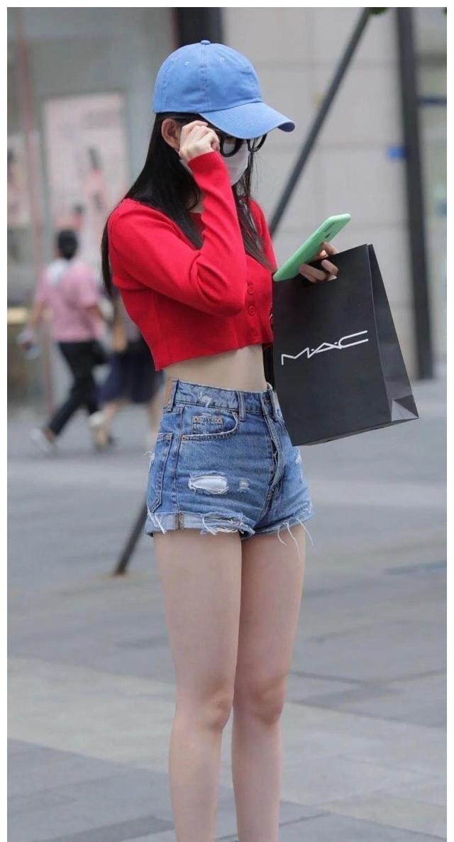 牛仔|短款长袖上衣搭配牛仔短裤,青春靓丽,气质迷人
