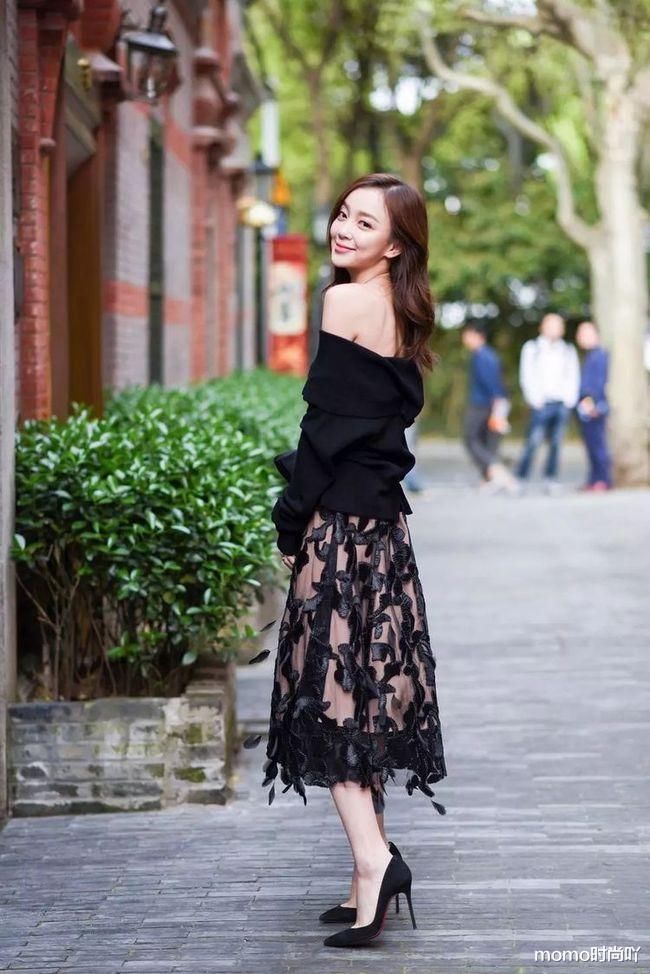 知性|街拍美女：美女搭配高跟鞋，展现成熟知性美