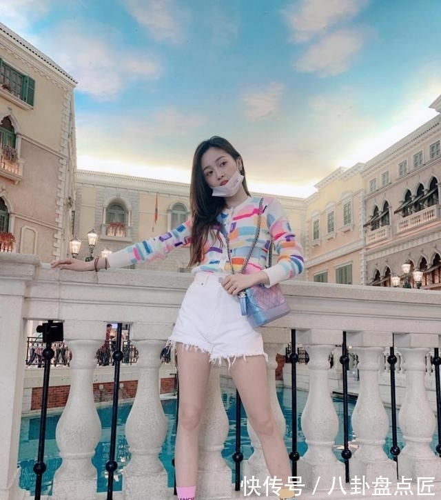 街拍|吳宣儀尷尬撞衫,內衣外穿被評輸了,幸好“漫畫腿”從來不輸!