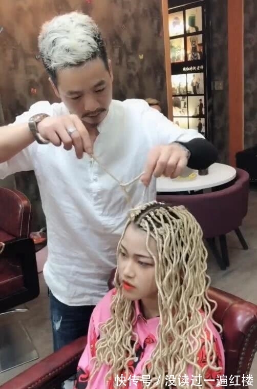 美女 “拖把发型”美女火了,造型怪异,网友:以为泡面洒在了头上