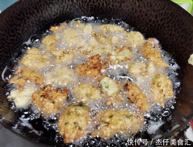 炸丸子不加水不加面,这样做外脆里软还不吸油,放得久不回软
