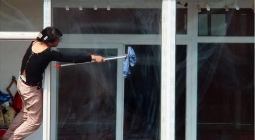 不用|擦玻璃不用爬窗,有个小妙招,让玻璃干干净净