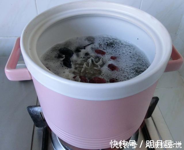 哈德|女人再忙也要爱自己，这3种食材，隔三岔五地吃，滋润肌肤气色好