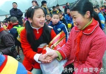 攀比|幼儿园圣诞互换礼物,儿子用千元文具换回廉价纸人,宝妈:亏死