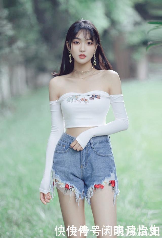 肩膀处|白色高腰露脐紧身T恤搭配牛仔短裤,清丽脱俗,不食人间烟火