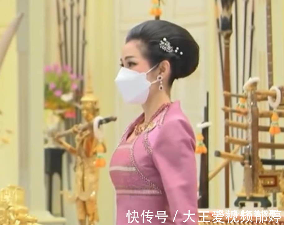 哇集拉隆功$苏提达熟知中华文化,穿中国红炫耀地位,给诗妮娜穿“妾室粉”