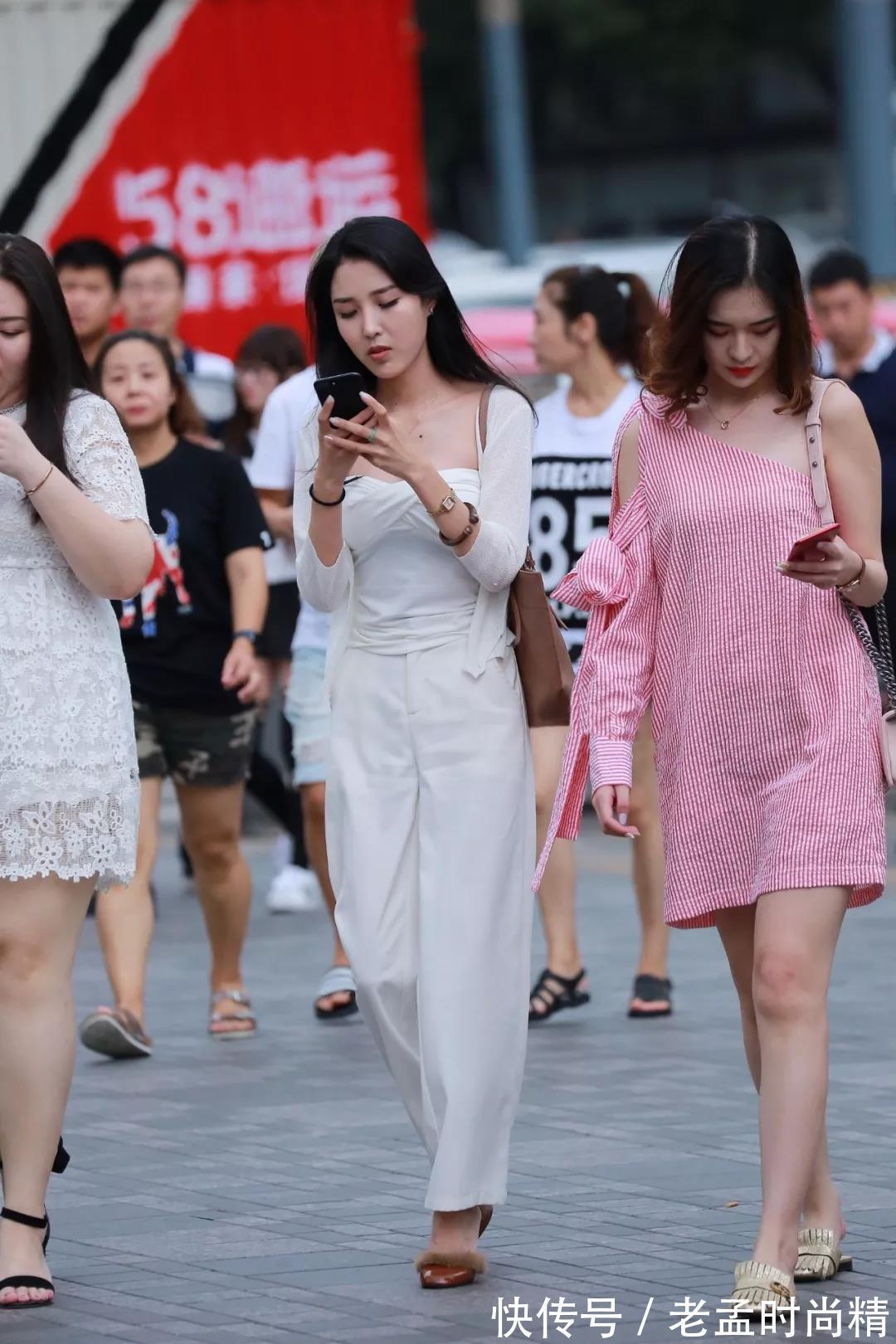 长裤 街拍:动人的容颜不俗不凡穿白色长裤的性感漂亮美女