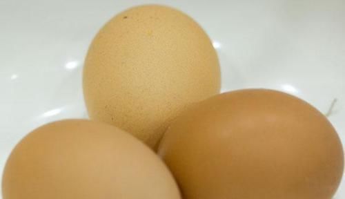 早上|胆固醇偏高,每天早上吃一颗鸡蛋,胆固醇会降还是会升答案来了