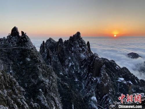 云瀑卷过三清山群峰|三清山雪后初晴 云涌雪峰瑰丽多姿