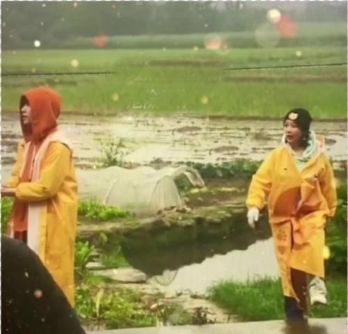 偶像練習生|張藝興楊紫錄制《向往的生活》,兩個手分別抓住左右護欄