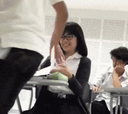 |搞笑GIF趣图:熊孩子把自己卡在小凳子里面,小姨却笑得好开心